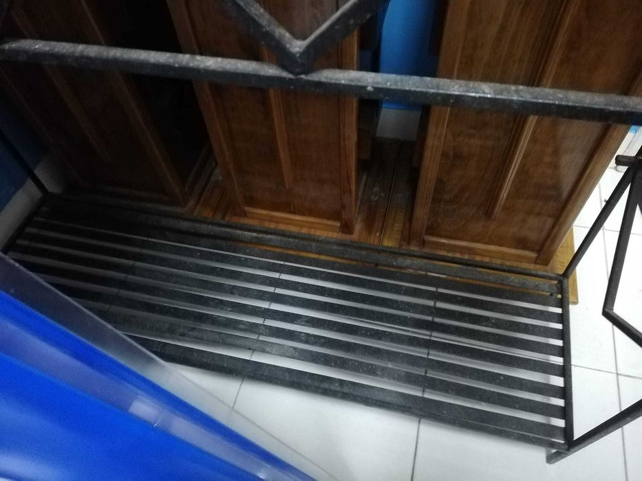 Expositor de roupas em madeira maciça / Pinha como novo como ver nas f