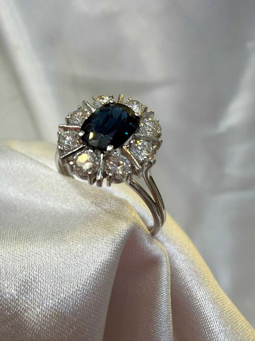 Pierścionek z naturalnym szafirem i diamentami naturalnymi 0.65 CT