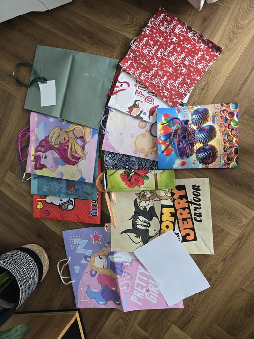 12 dużych toreb prezentowych