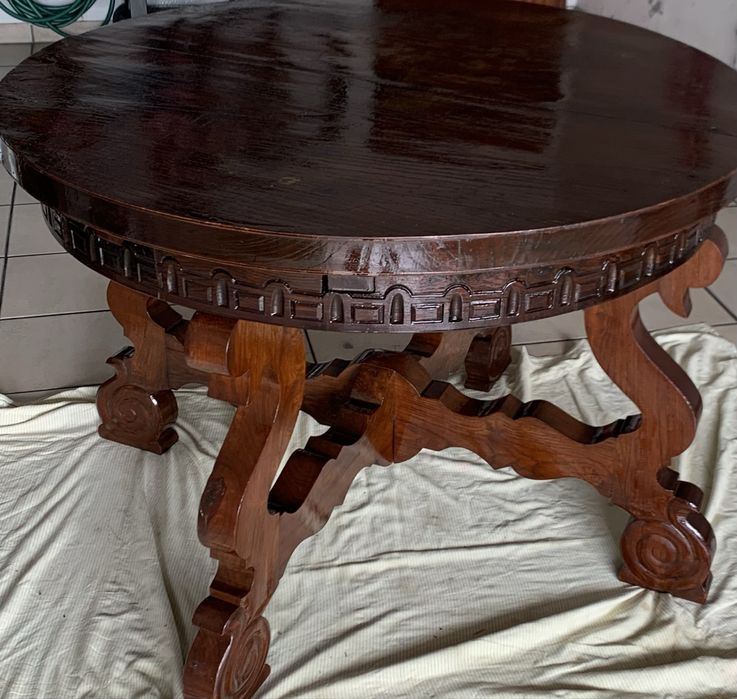 Magnifica Mesa redonda trabalhada
