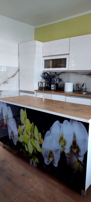 OKAZJA! Nowoczesne meble kuchenne z przeszkloną wyspą - biały połysk