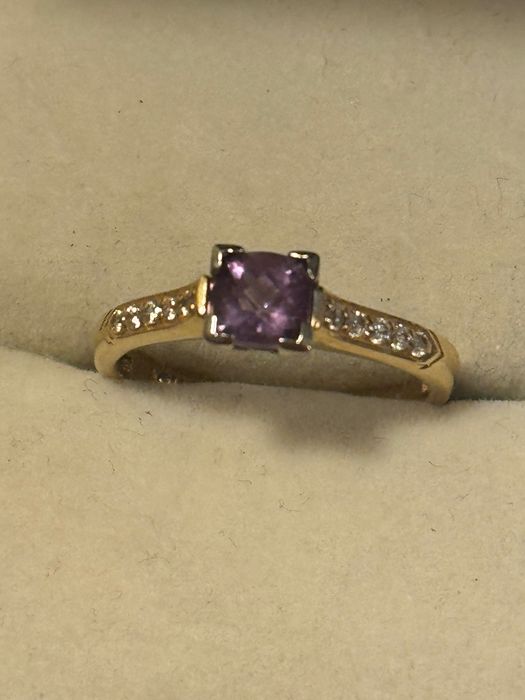 Złoty pierścionek z ametystem