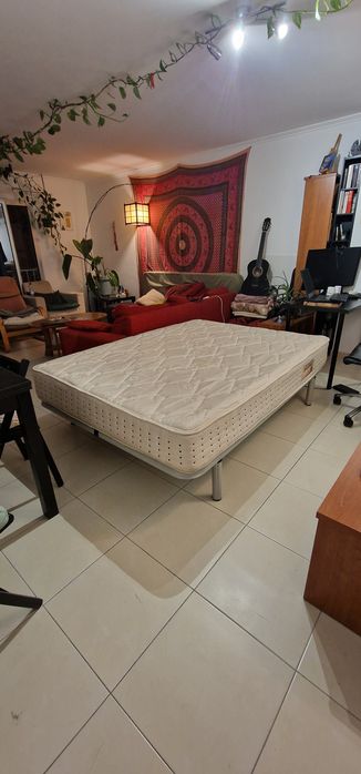 Cama com colcão - em bom estado