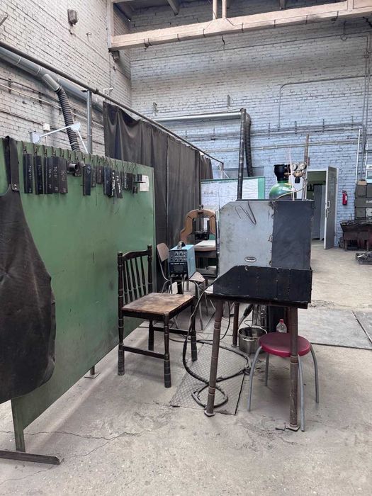 Hala warsztatowa ze stanowiskami spawalniczymi