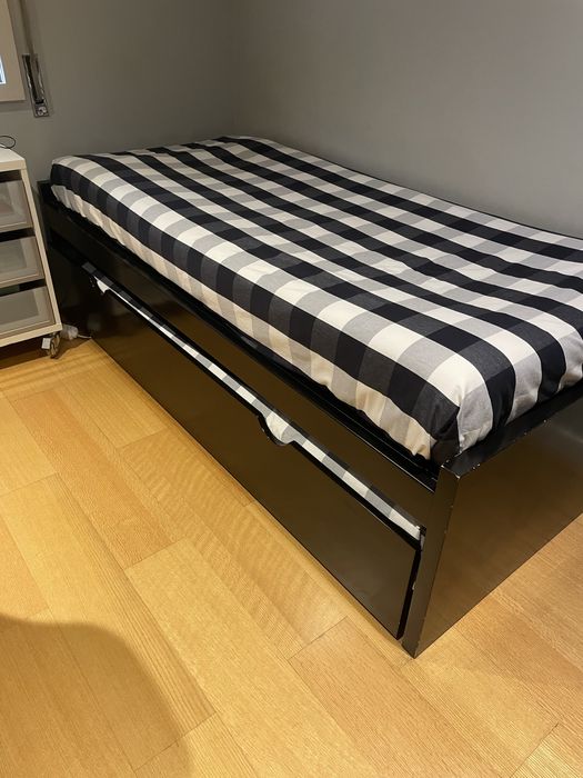 Cama de Solteiro com gavetao e dois colchoes