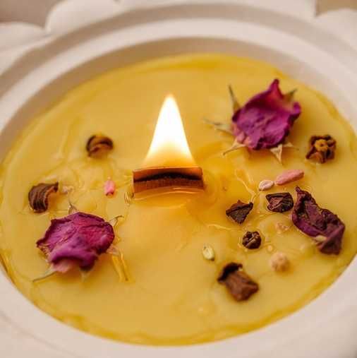 Ręcznie robiona świeca sojowa w ozdobnym naczyniu