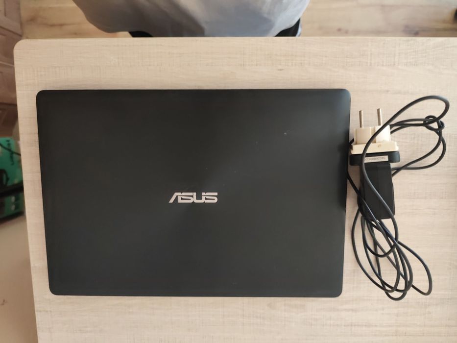 Sprzedam laptop i akcesoria do niego