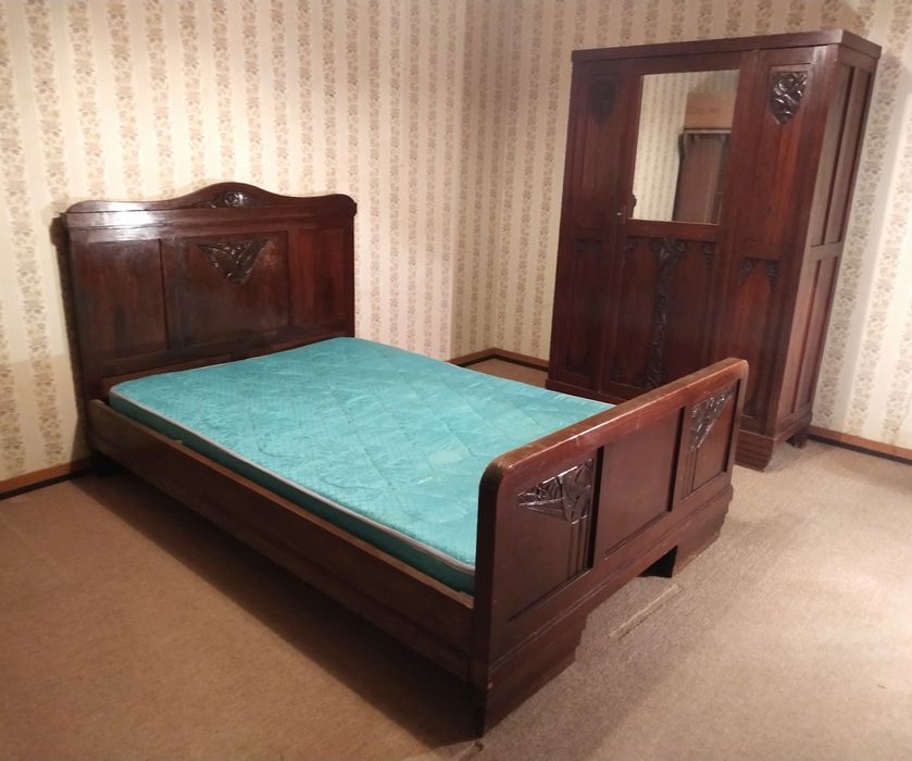 Móveis antigos - Cama e Guarda Fatos de madeira