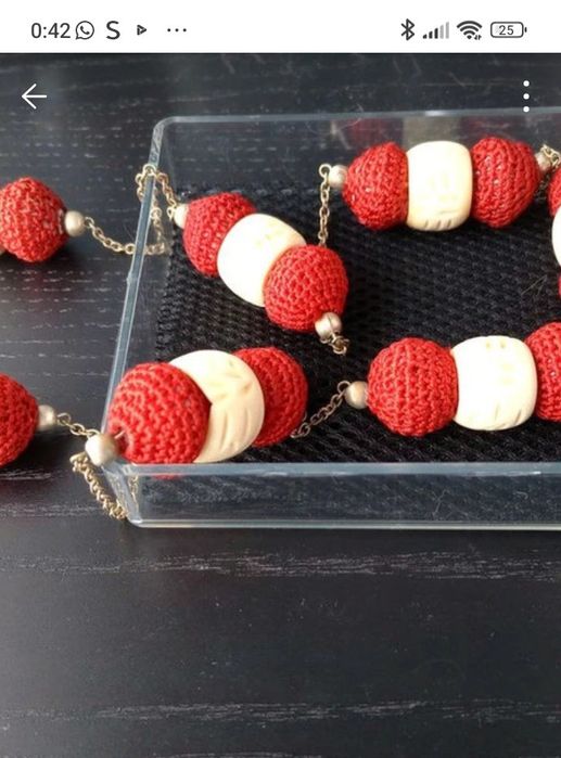 Colar vermelho e bege