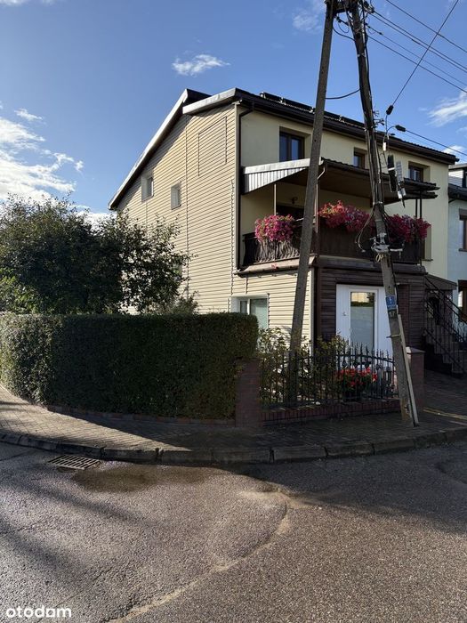 Dom wielorodzinny z 4 mieszkaniami, 2 garażami i ogrodem – inwestycja