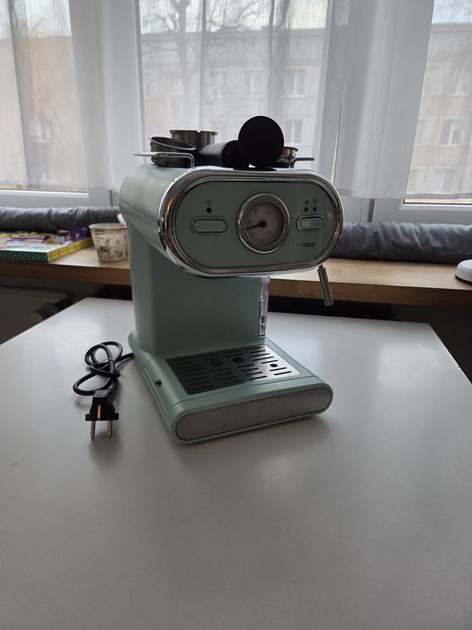 Ekspres do kawy kolbowy ze spieniaczem mleka