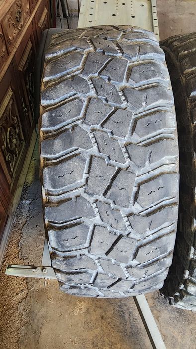 Vendo 4 pneus 31x10.50R15