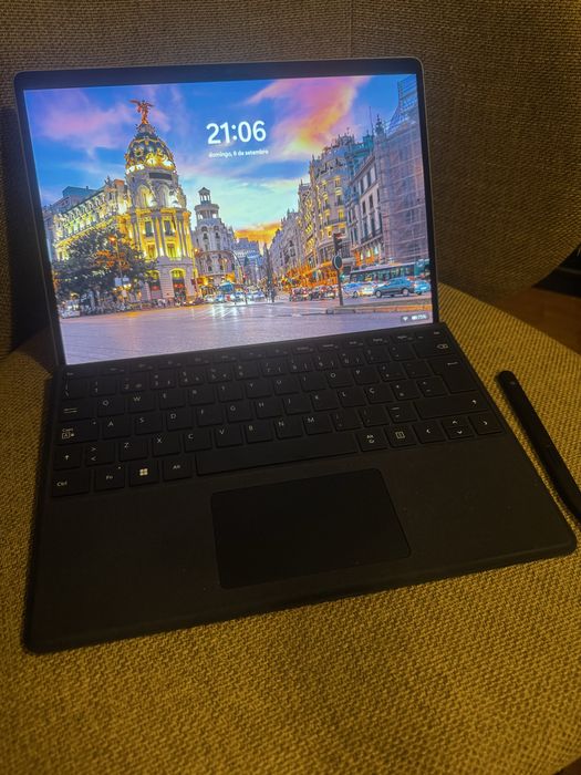 Microsoft Surface Pro 9 i7 16gb ram 256gb nvme