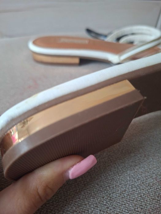 Piękne, eleganckie klapki damskie Primark biało złote 39