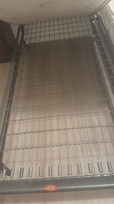 1 Cama de solteiro com colchão