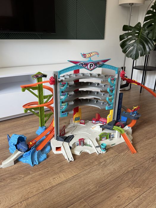 Величезний мега трек hot wheels