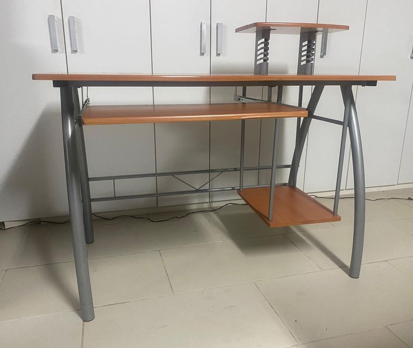 Mesa Secretária com apoio torre