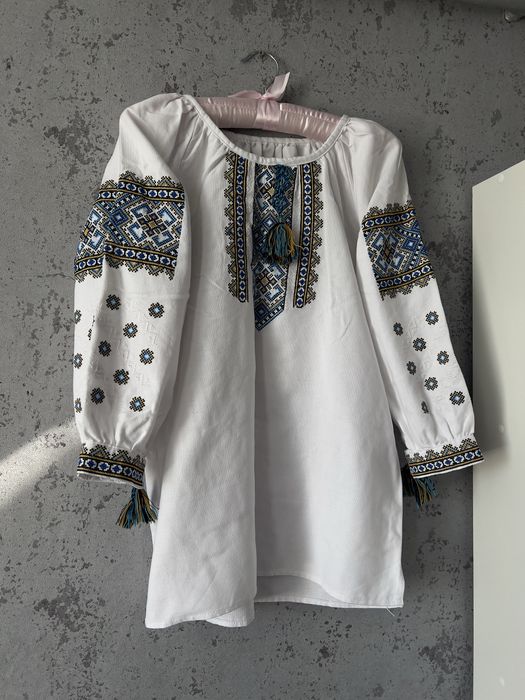 Вишита сорочка на полотні