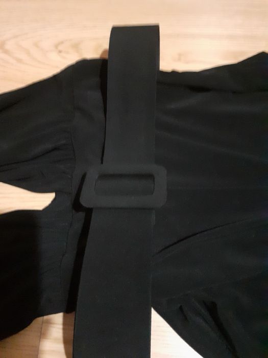 Macacão preto com cinto amovível e costas abertas