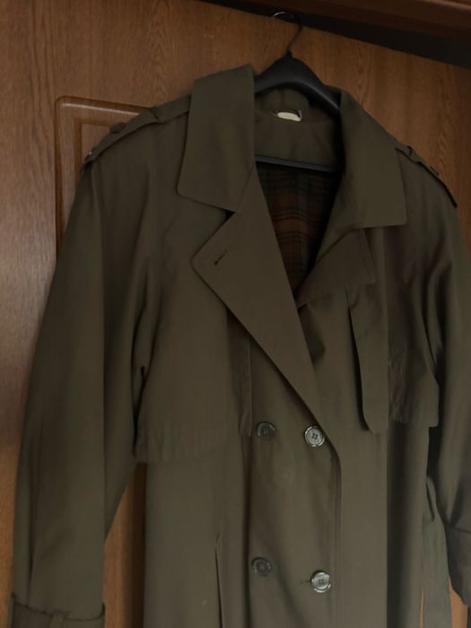 тренч (плащ) оливкового кольору, класичного крою