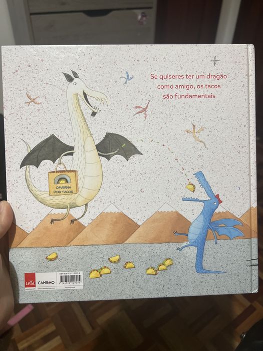 Livro Infantil Capa Dura / Os dragões adoram tacos