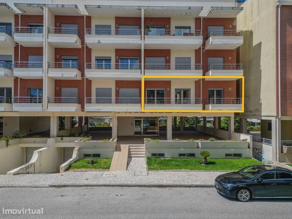 Apartamento T3 com garagem e varandas na Rua da Cerâmica