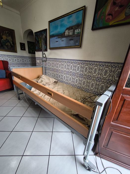 Cama articulada com colchão antiescaras