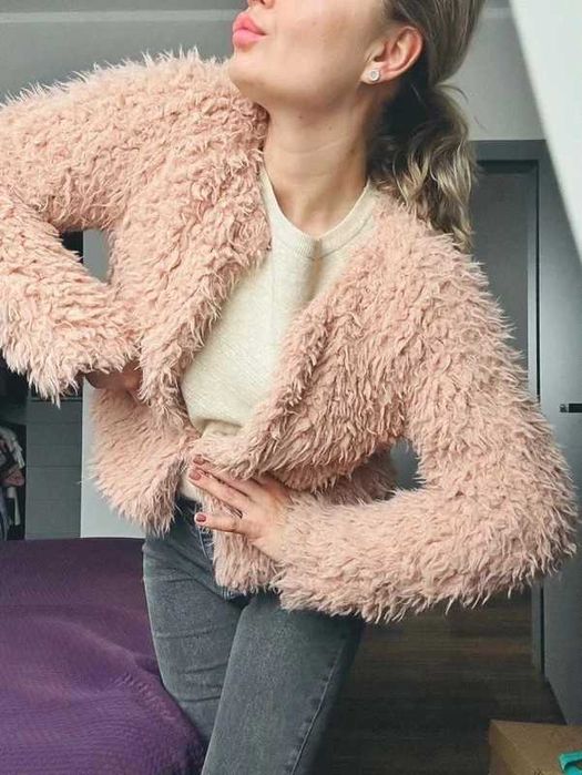 różowe futerko narzutka kurtka stradivarius s 36 łososiowy