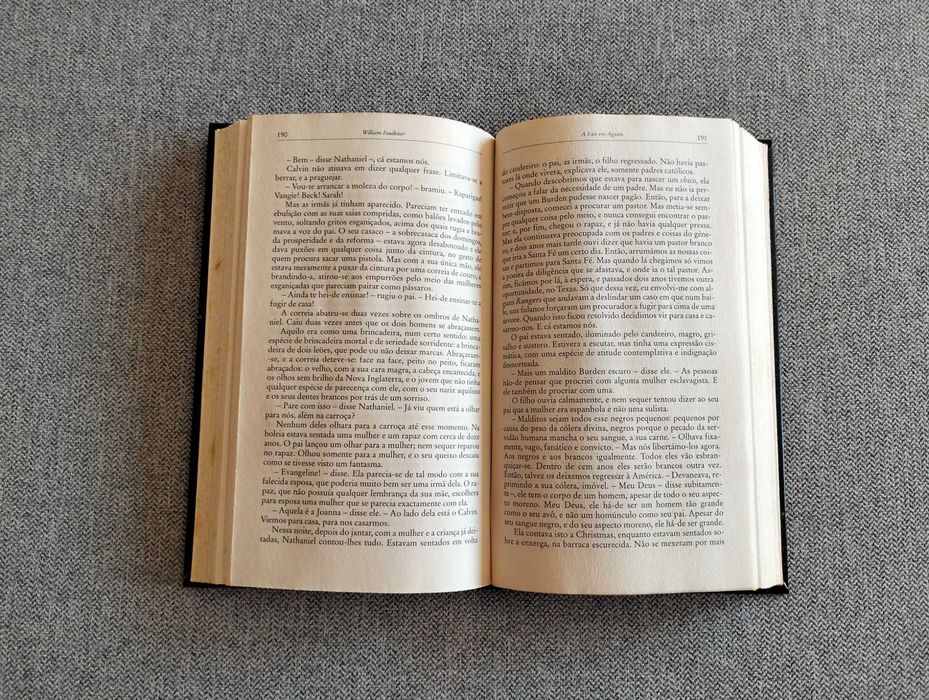 Livro "A luz em Agosto" de William Faulker