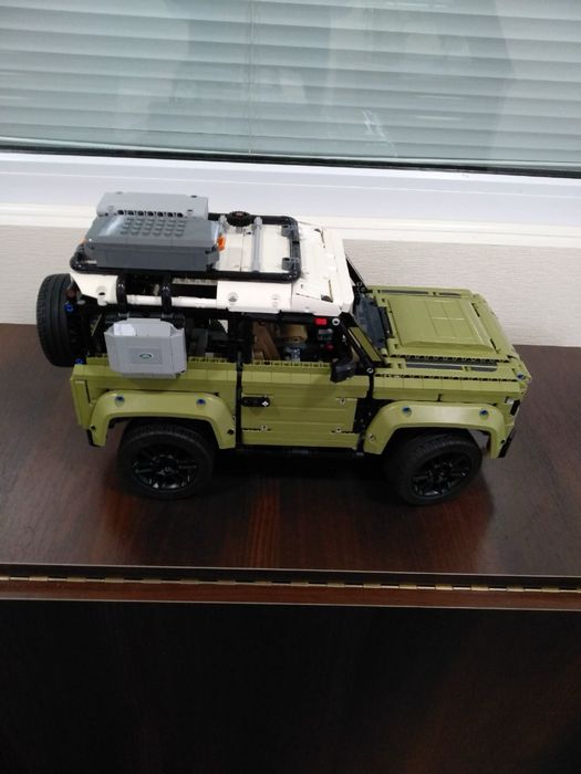 LEGO Technic Land Rover Defender 42110 — зібрана модель