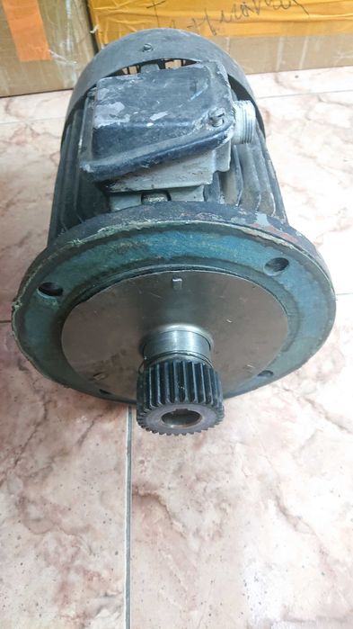 Три двигуна - асинхронні СССР.