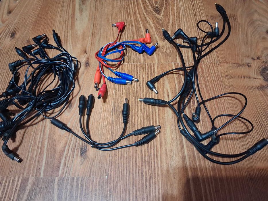 Kabelki zasilające do efektów gitarowych.