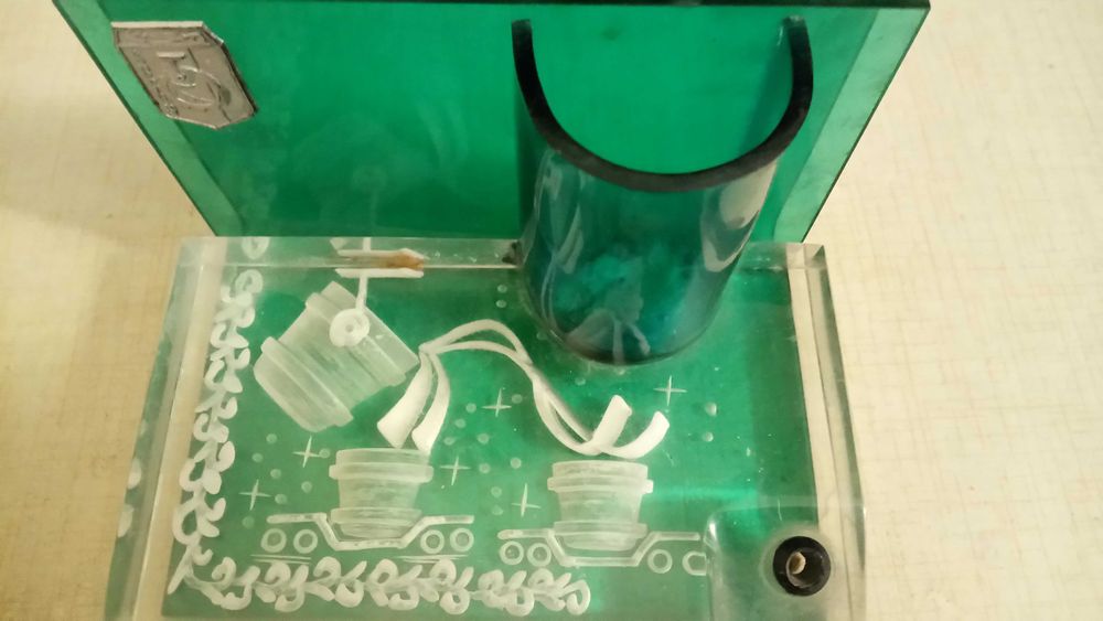 Подставки на письменный стол для ручек.