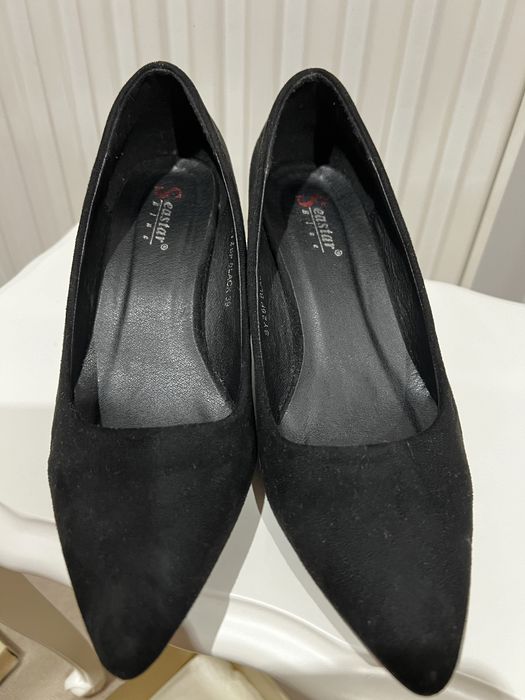 Sprzedam zamszowe buty na grubym obcasie