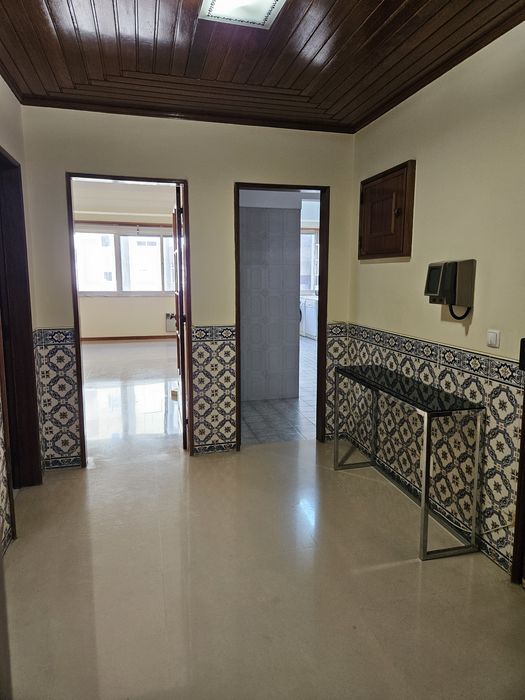 Fantástico T2 com dois wcs para arrendar no centro do Lumiar