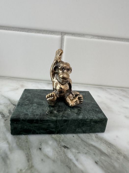 Бронзовая статуэтка обезьянка