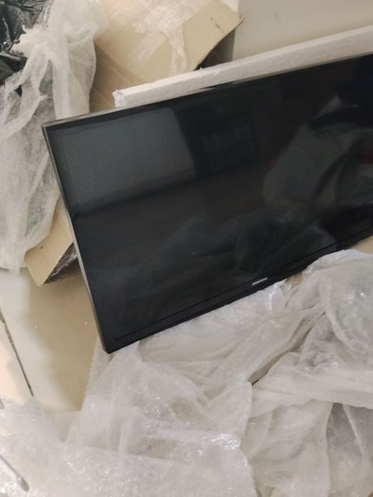 Телевізор Samsung UE28H4000AK