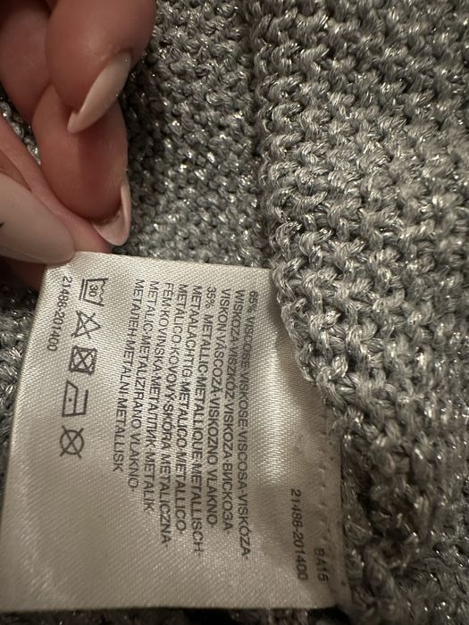 Sweterek ze srebrną nicią