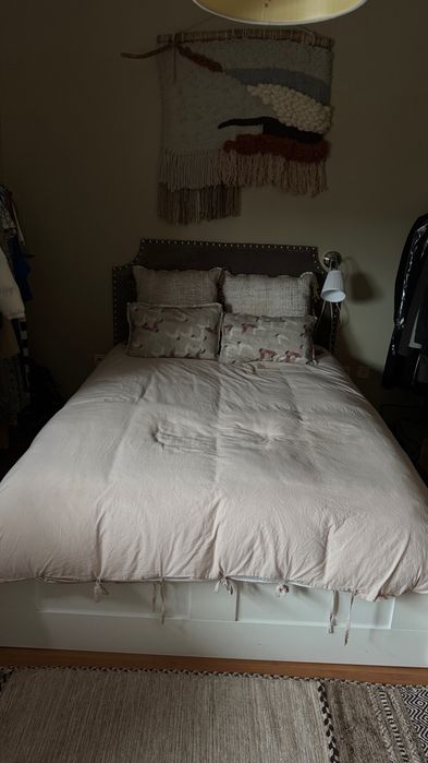 Sommier com arrumação e cabeceira em veludo