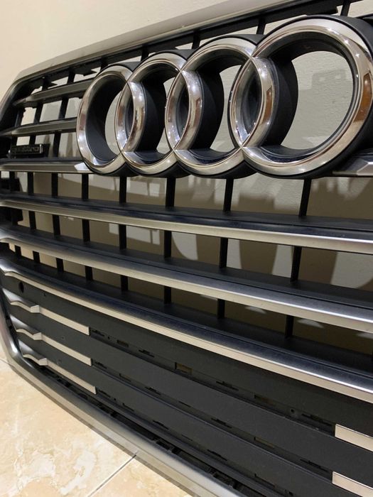 Audi Q7 Grelha 4M