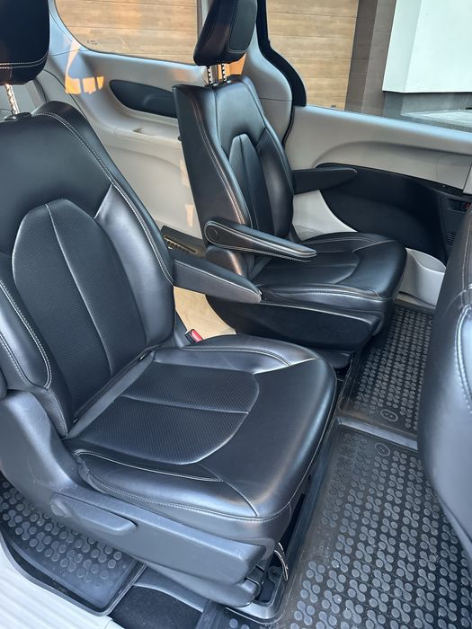 Chrysler Pacyfica hybryda plug in 2023