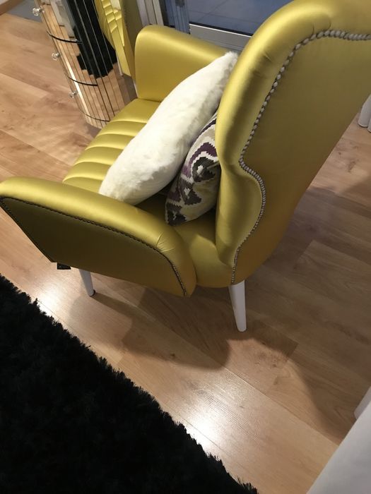 Cadeiräo e almofadas amarelas susana camelo