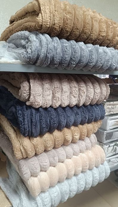 Велюрові пледи-шарпеї