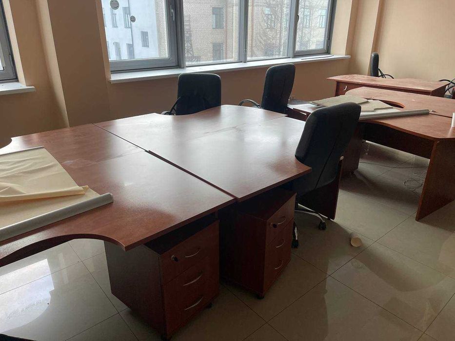 крісла техніка робочі столи стелажі шафи тумба