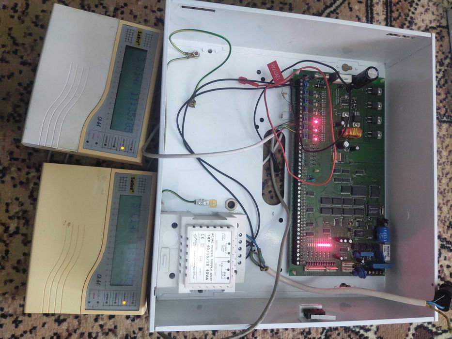 ПКП СА-64 SATEL в боксі з блоком живленя і двома клавіатурами