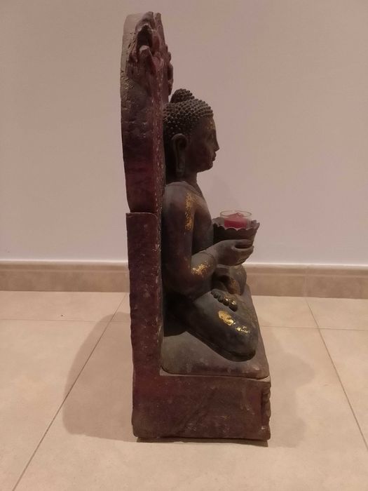 Estátua Detalhada de Buda com Vela em Resina Acrílica