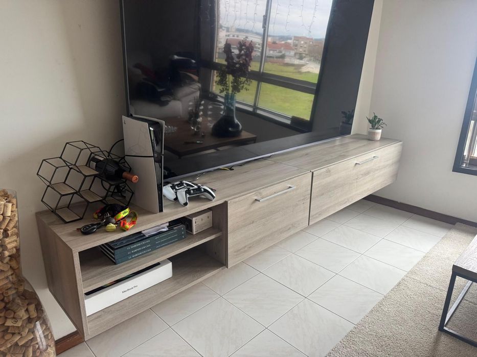 Móvel de sala suspenso em carvalho e branco