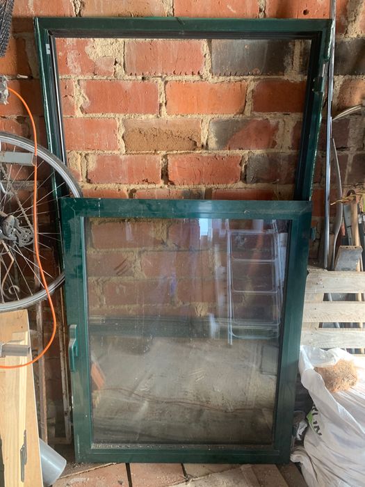 Janela de alumínio com bandeira