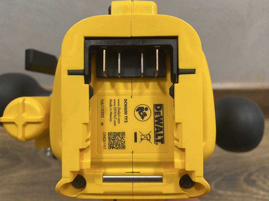 Фрезер DeWalt DCW604NT