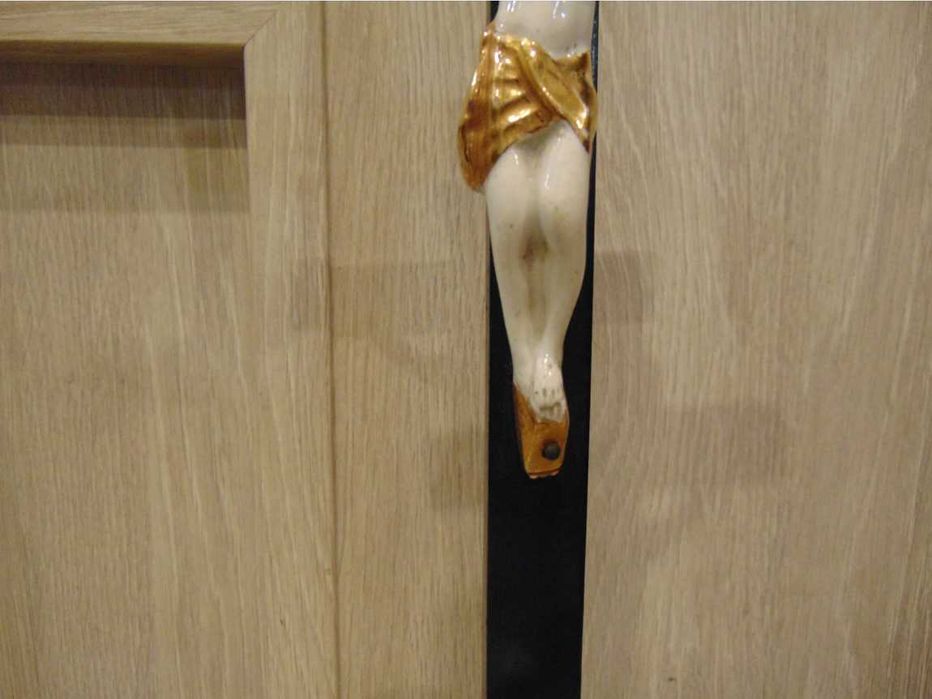 Secesja,stojący porcelanowy krzyż,P.Jezus,wys.29,5 cm.